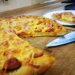 Простая пицца🍕 с сосисками и сыром