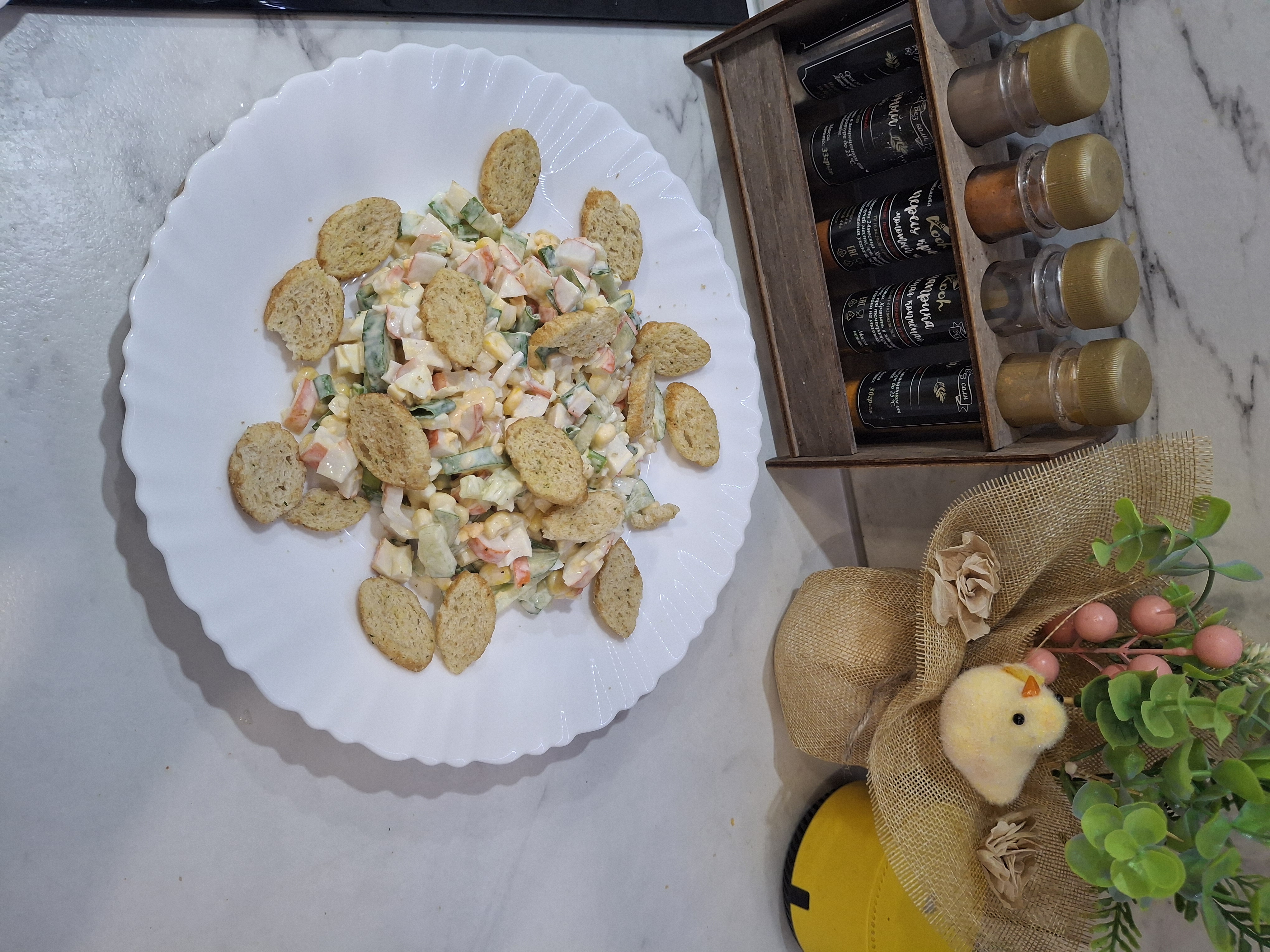 Салат из крабовых палочек с сухариками
