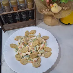 Салат из крабовых палочек с сухариками