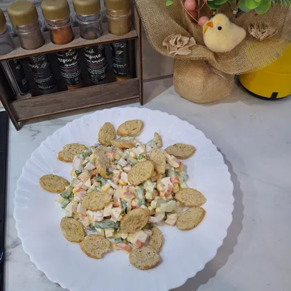 Салат из крабовых палочек с сухариками