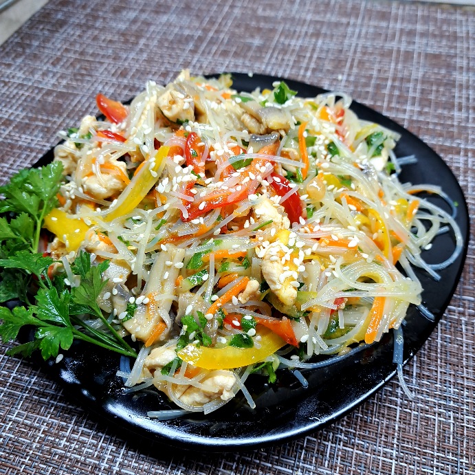 Фунчоза с курицей, грибами и овощами