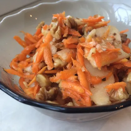 Салат из моркови с яблоком и орехами