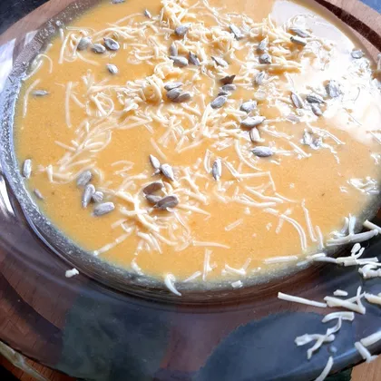 Замечательный вкусный тыквенный суп с сыром и семечками