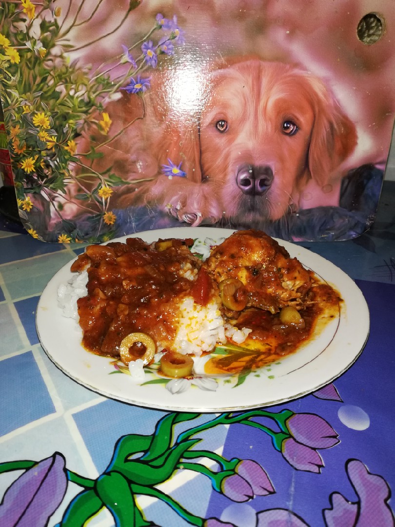 Курица в томатном соусе с оливками