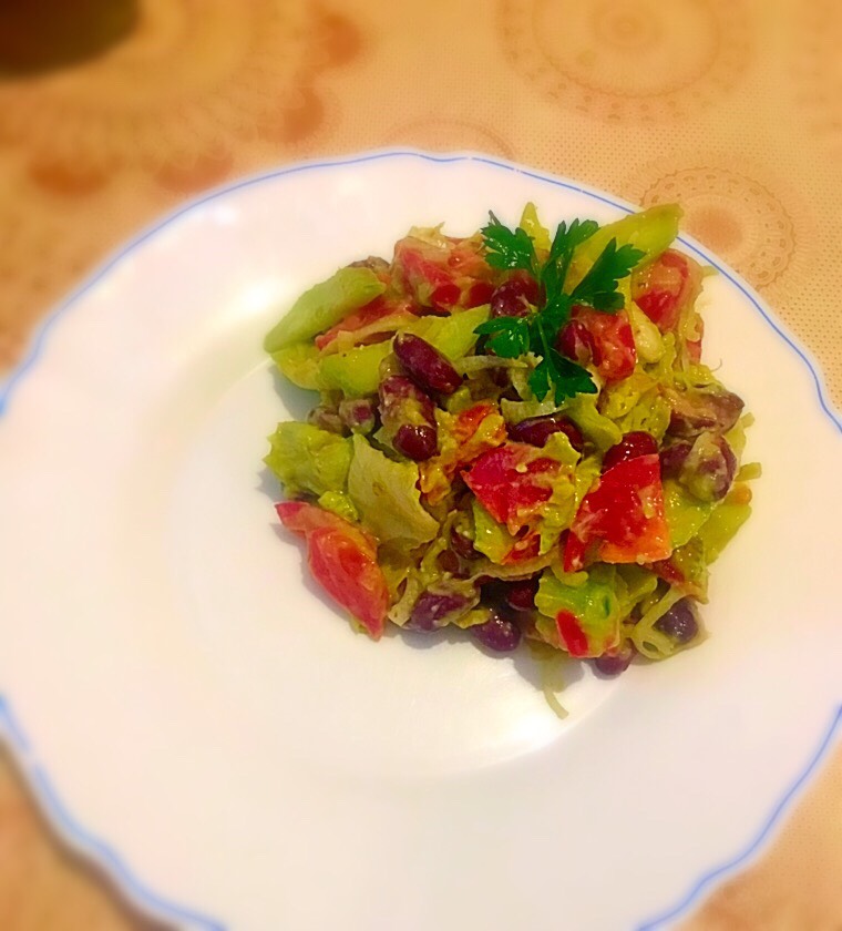 Легкий овощной салат с соусом из авокадо 🥑