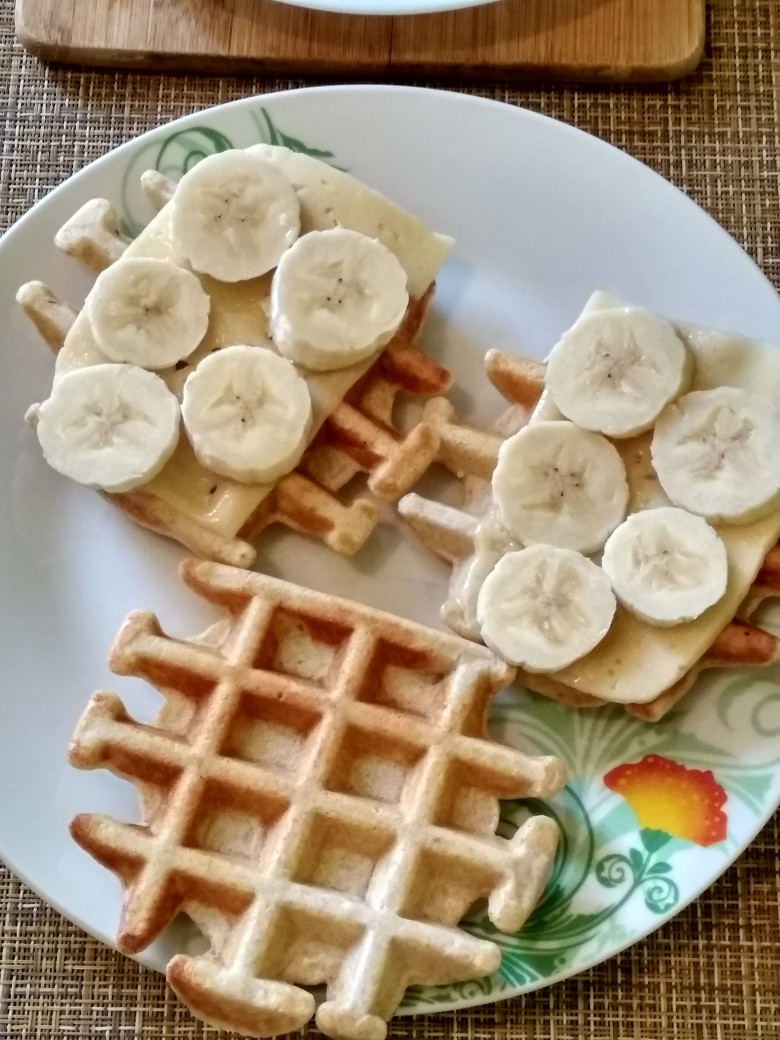 Вафли с бананом и сыром