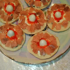Салат с красной рыбой в булочке