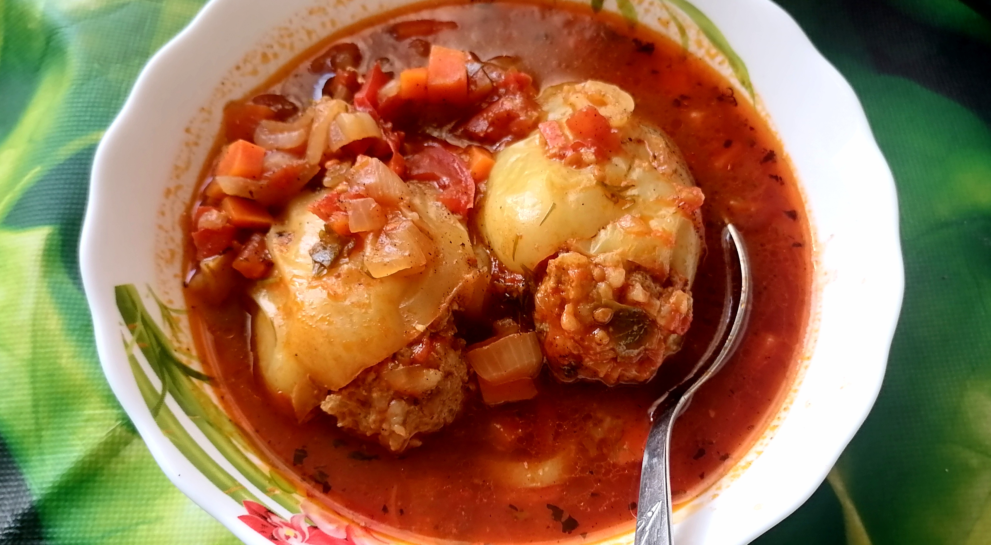 Фаршированный перец с овощной подливой