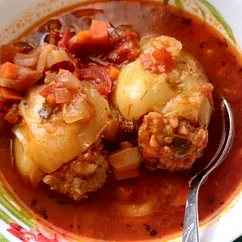 Фаршированный перец с овощной подливой