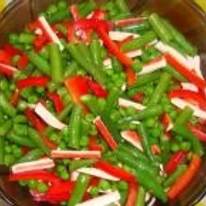 Быстрый салат из замороженных овощей и крабовых палочек