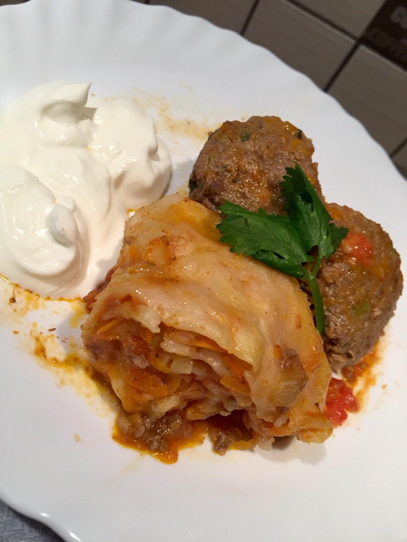 Мясные фрикадельки с рулетиками из теста