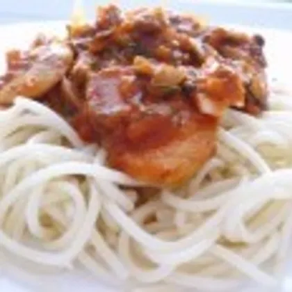 Спагетти с грибами и томатным соусом