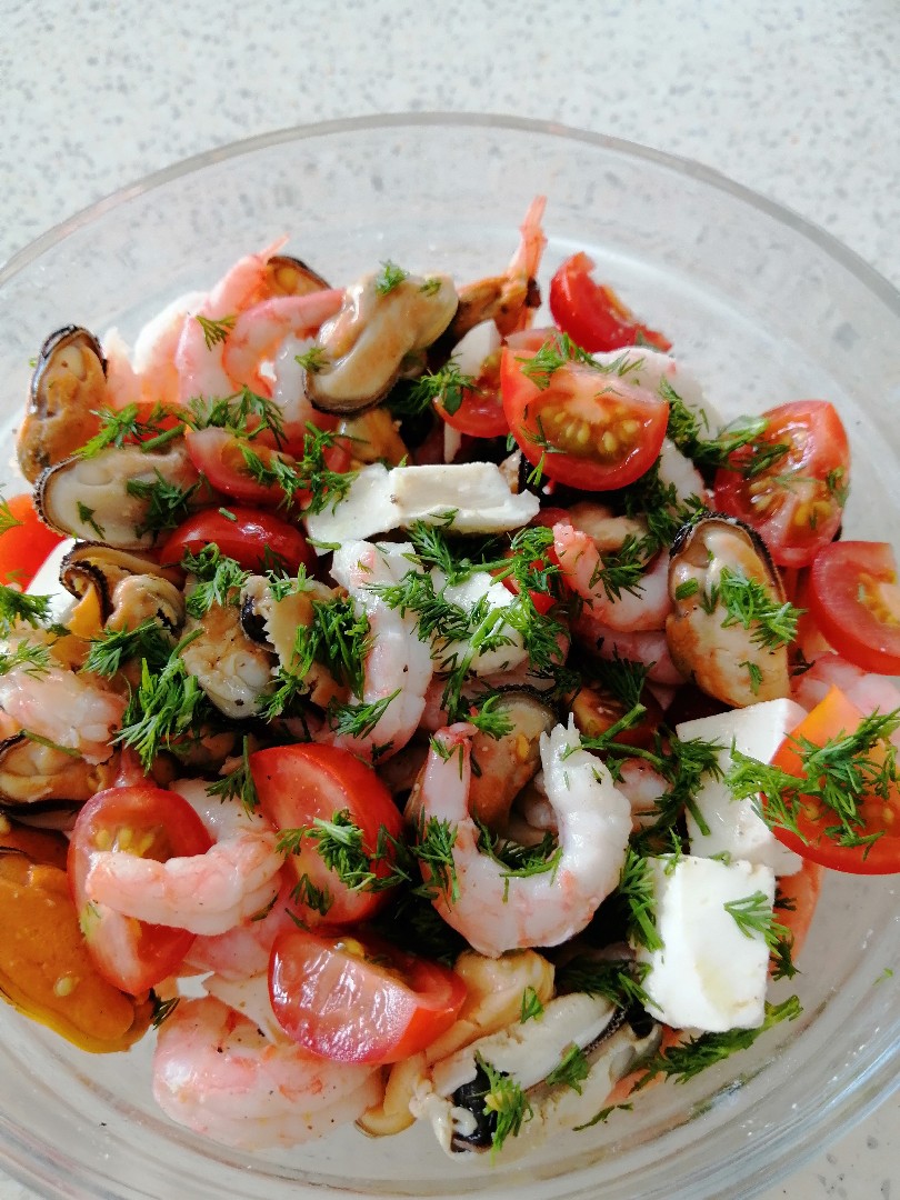Салат с кальмарами, помидорами и сыром