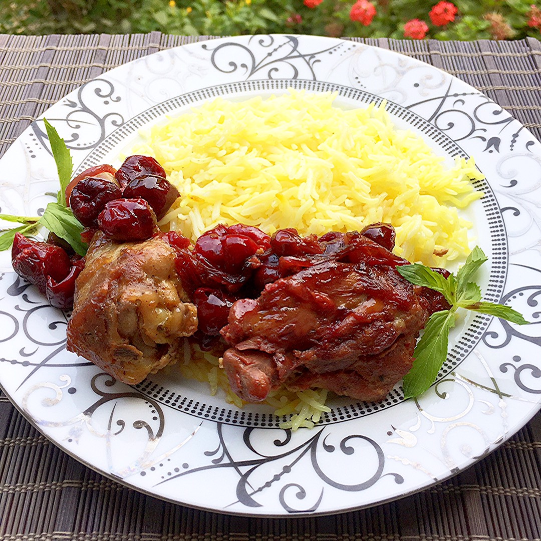 Курица, фаршированная рисом и вишней