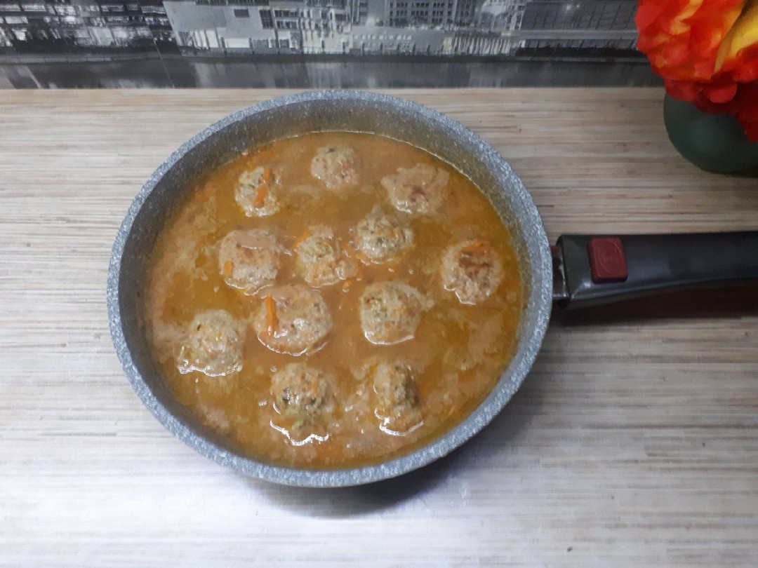 Фрикадельки под соусом