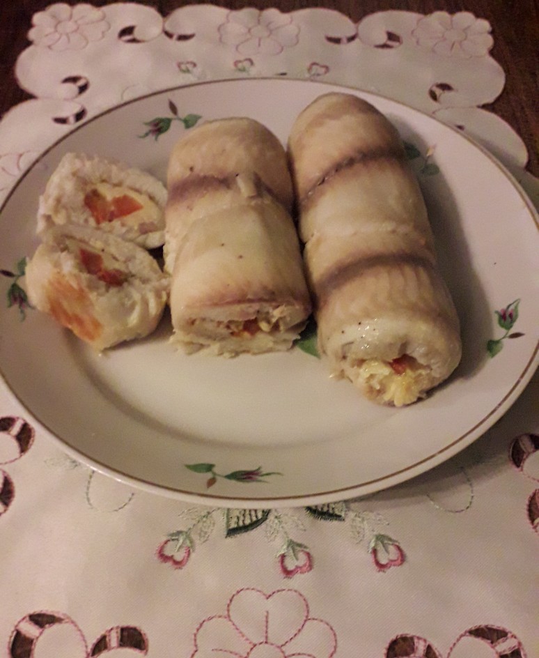 Рыбные рулеты с помидорами и сыром