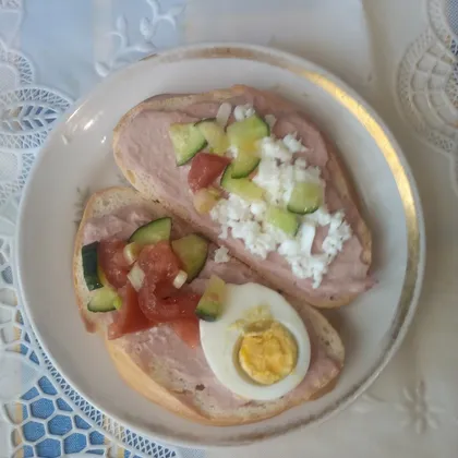 Бутерброды с паштетом, яйцом, помидором и огурцом на пикник