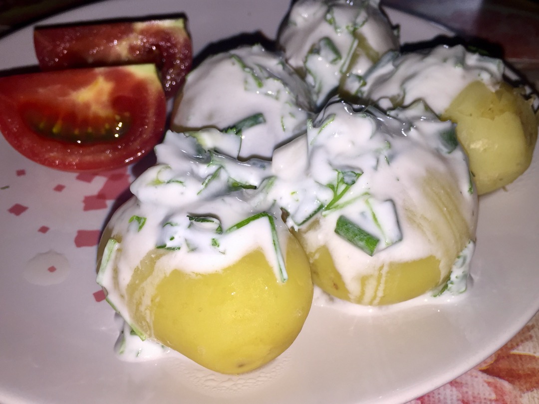 Молодой картофель с йогуртовым соусом