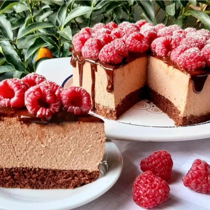 Шоколадный торт-суфле с творогом и ягодами