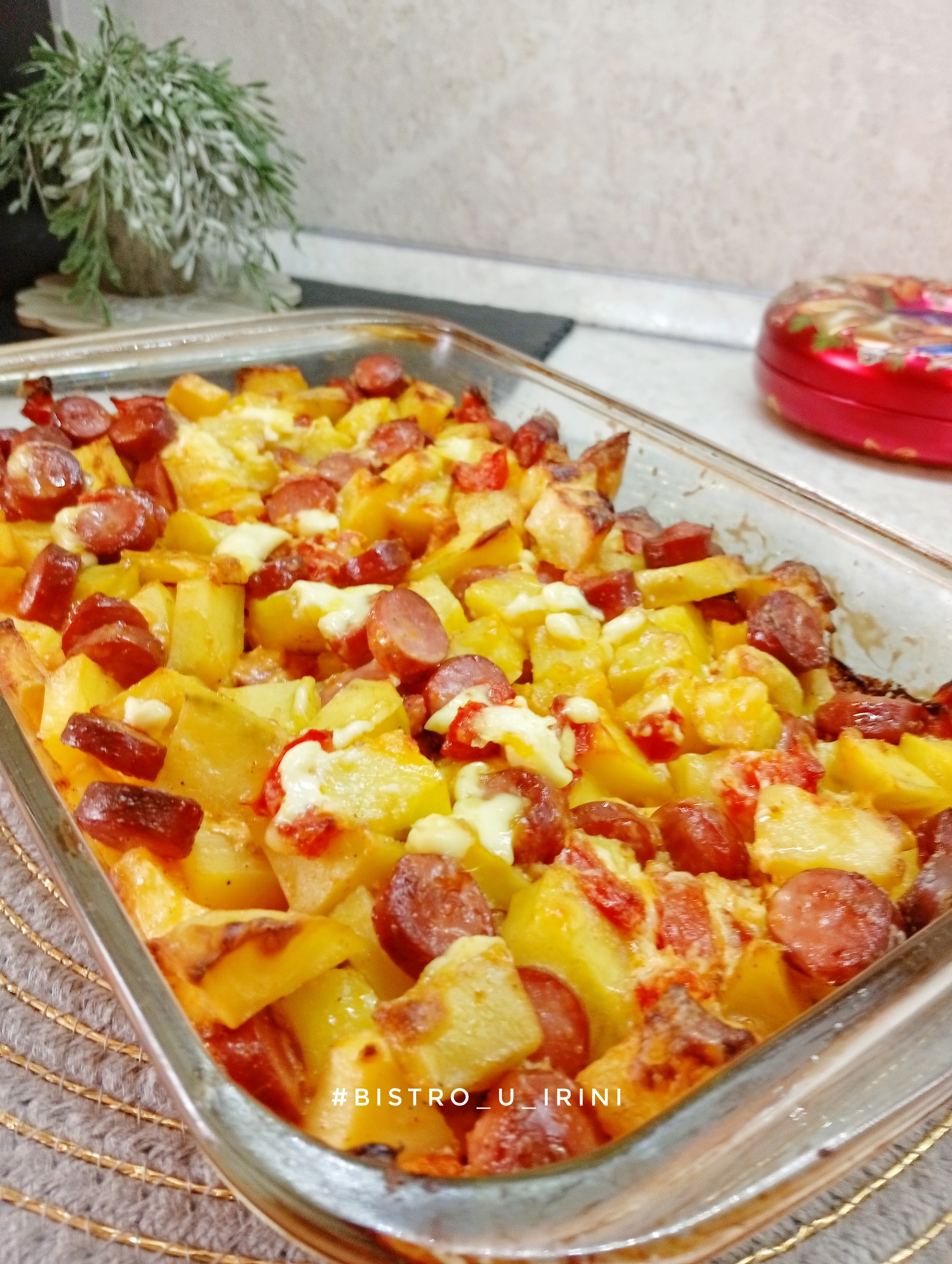 Запечённый картофель с сосисками