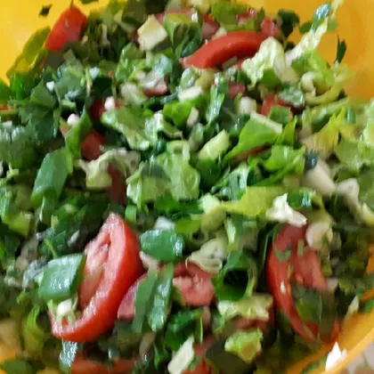 Салат из свежих овощей и зелёного яблока