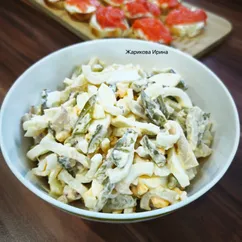 Салат с кальмарами и корнишонами 