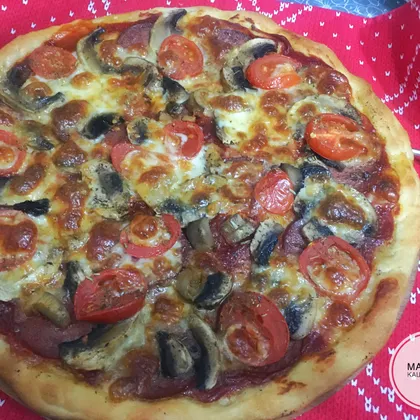 Пицца с колбасой и грибами 