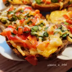 Гренки с сыром, чесноком и помидорами