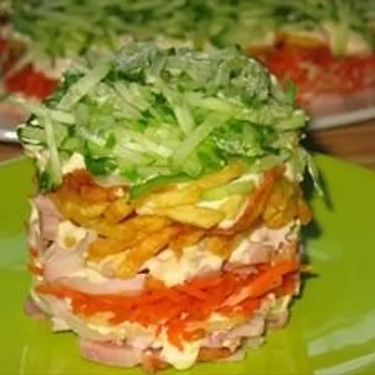 Салат слоеный с картофелем фри и копченой курицей