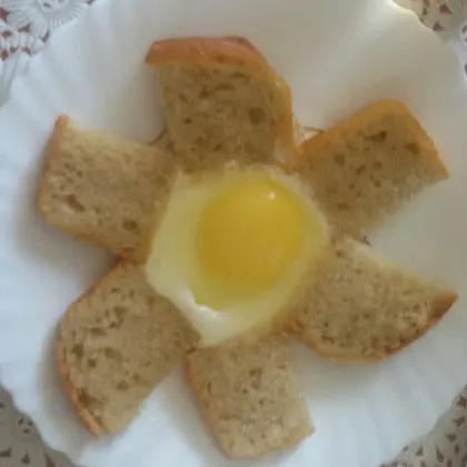 Яйцо в хлебе 'Ромашка'