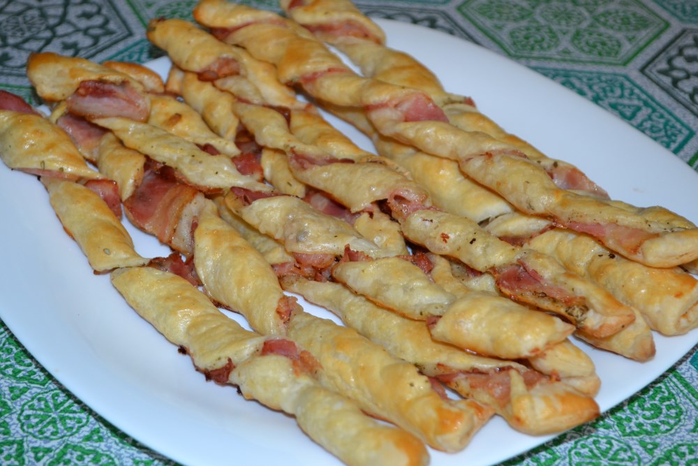 Слоеные палочки с беконом