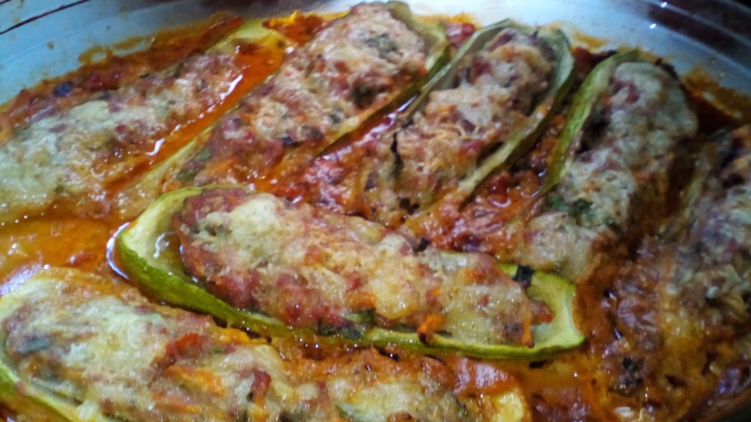 Кабачковые лодочки с мясным фаршем, на овощной подушке с томатно-сметанным соусом