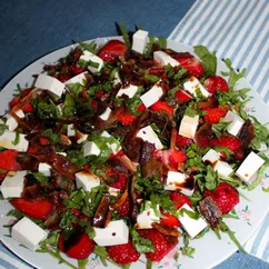 Салат с клубникой, фетой и беконом