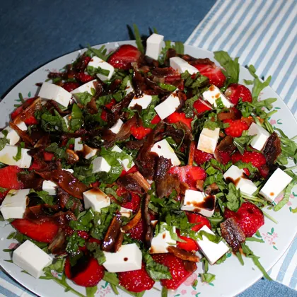 Салат с клубникой, фетой и беконом 