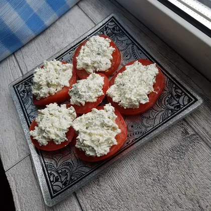 Творожно-сырная закуска на помидоре