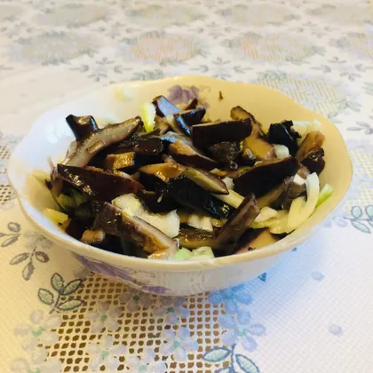 Салат из маринованных грибочков