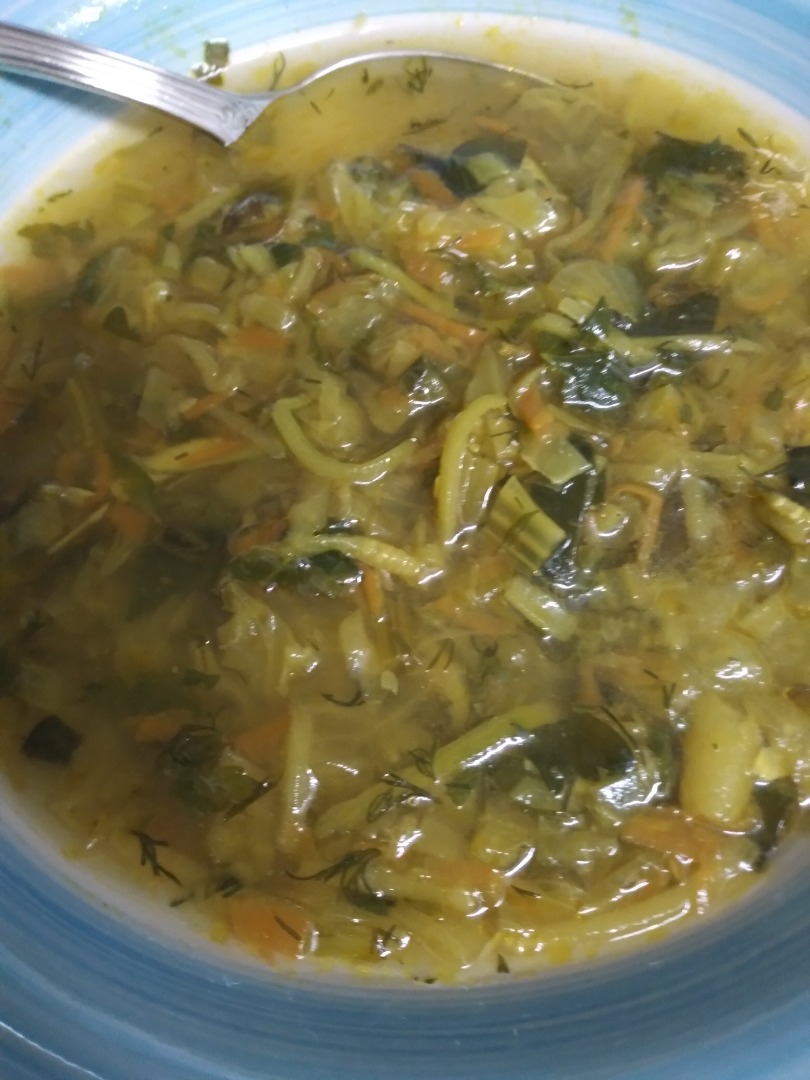Зеленый суп с капустой и кабачковыми спагетти