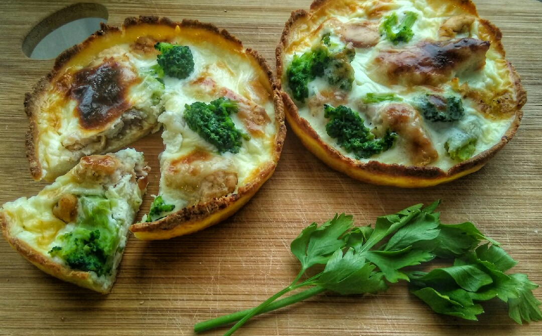 Киш с красной рыбкой и брокколи