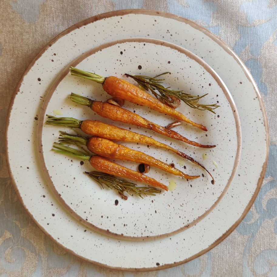 Карамелизированная запечённая морковь в духовке