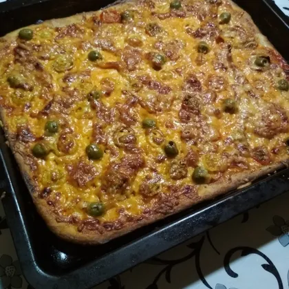 Пицца с беконом и оливками