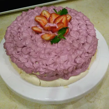 Торт "Павлова" с воздушным с смородиновым кремом