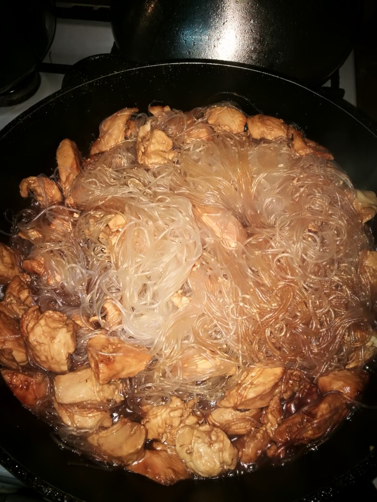 Курица с фунчозой