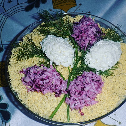 Нежный салат с кальмарами на праздничный стол
