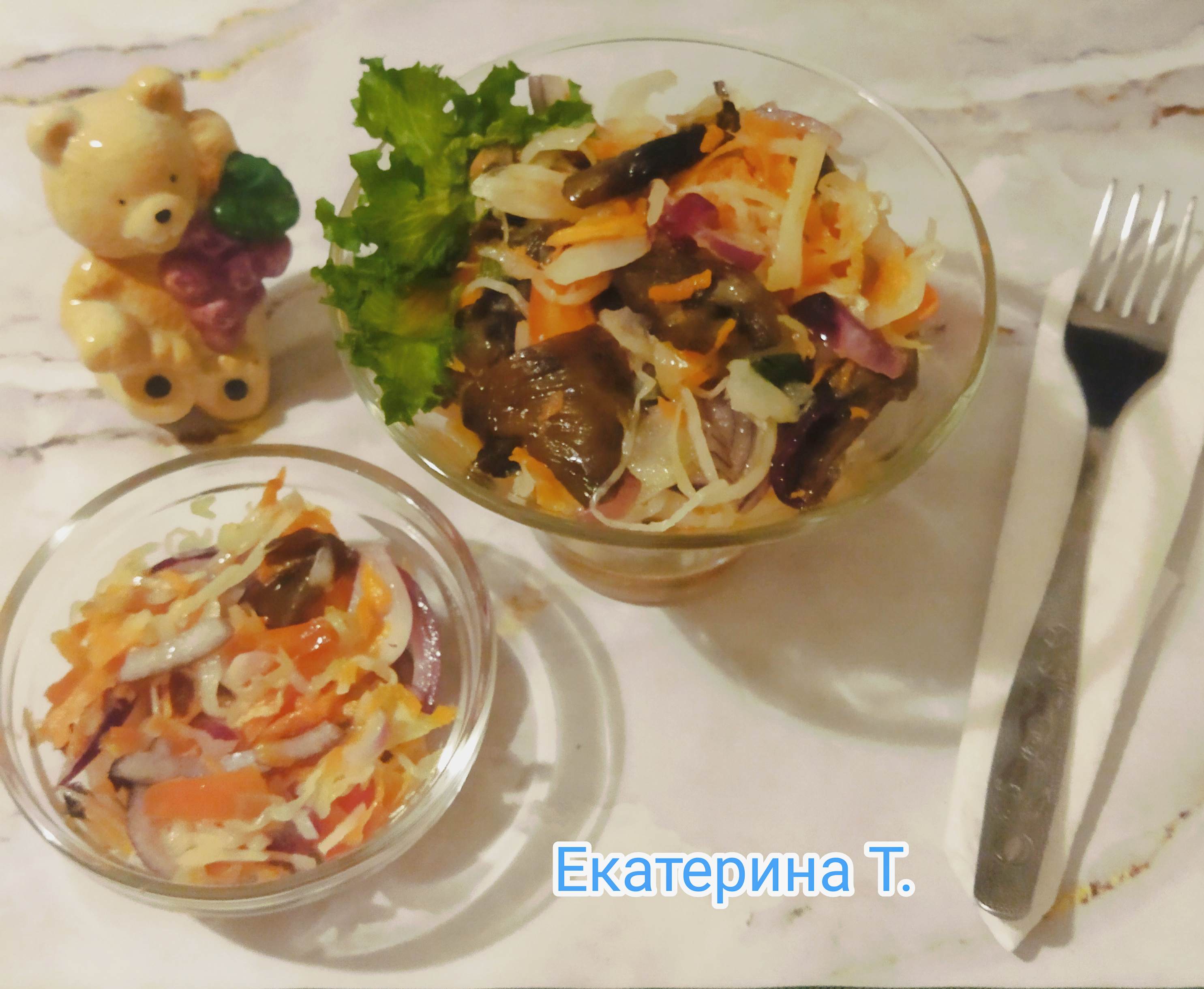 Салат из быстро маринованной капусты с грибами