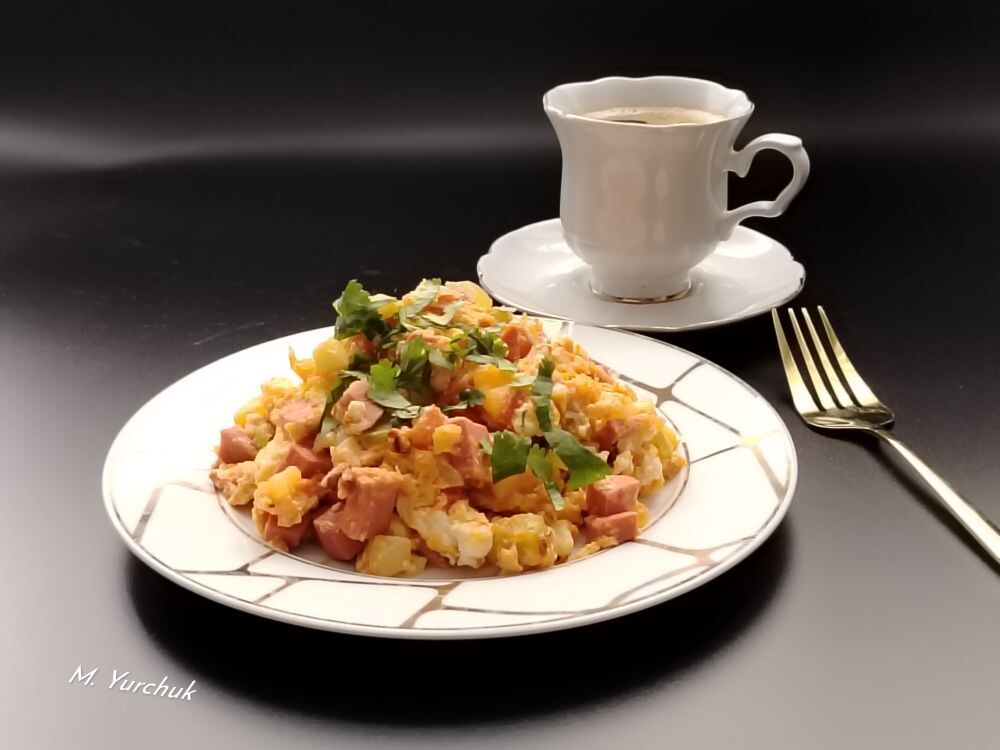 Яичница с овощами и колбасой