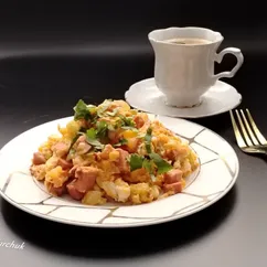 Яичница с овощами и колбасой