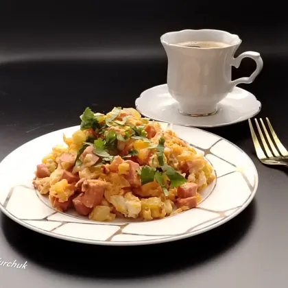 Яичница с овощами и колбасой