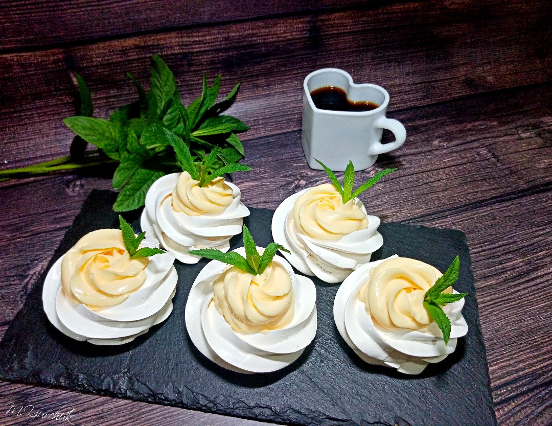 Пирожное «Меренговые розы»