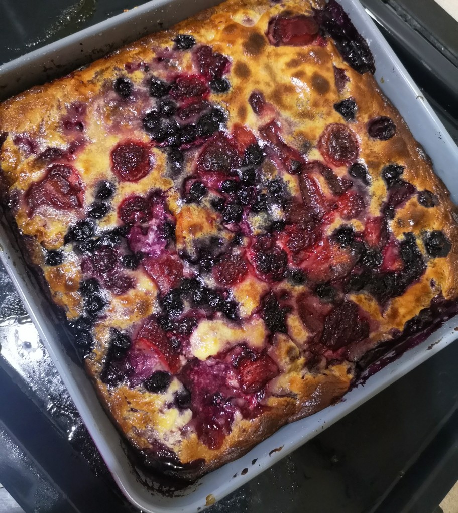 Пирог с ягодами под сметанной шапочкой😍