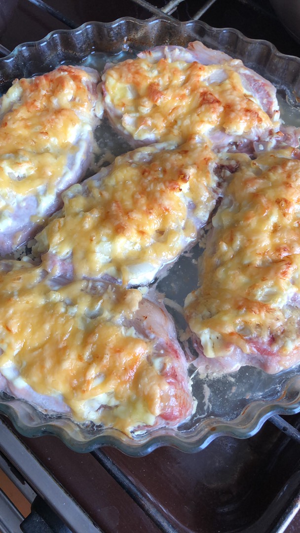Свиные отбивные под сыром в духовке — рецепт с фото пошагово